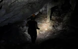 La spéléologue Tania Ramirez explore une grotte près du site de construction du Train maya, entre Tulum et Playa del Carmen, le 27 avril 2022 au Mexique