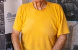 Un survivant des rafles du Vieux-Port de Marseille, Antoine Mignemi, 89 ans, pose devant des photos d'époque à Marseille, le 28 septembre 2026