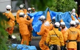 Des secouristes viennent de trouver le corps d'une des victimes du glissment de terrain à Atami (Japon), le 4 juillet 2021