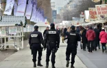 Des policiers patrouillent le long des échoppes du marché de Noël aux Champs-Élysées à Paris, le 20 décembre 2016