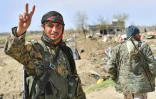 Un combattant des Forces démocratiques syriennes (FDS) fait le V de la victoire le 23 mars 2019 près du champ pétrolier d'Al-Omar, dans l'est de la Syrie, après l'annonce de la chute du "califat" du groupe Etat islamique (EI)