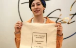 Amira Khader, directrice de la création de la marque "BabyFist", pose avec un sac de sa création dans la boutique de Ramallah, le 19 décembre 2018