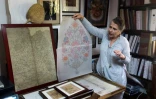 Brigitte Singh montre un motif d'impression de sa création inspiré par un dessin du 19e siècle pour papier peint, le 2 juin 2022 à Amber, dans l'Etat du Rajasthan, en Inde 