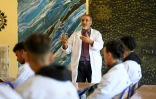 Un enseignant donne un cours dans l'une des "Ecoles de la deuxième chance" destinées à lutter contre le décrochage scolaire, le 22 mai 2025 dans la ville marocaine de Tiflet, à une soixantaine de kilomètres de Rabat