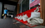 Des sacs de sable empilés devant un bâtiment  à Keelung, avant l’arrivée du typhon Bavi, le 10 juillet 2026