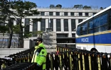 Un policier devant la Cour consitutionnelle, le 3 avril 2025 à Séoul, à la veille du jugement sur la destitution du président sud-coréen Yoon Suk Yeol