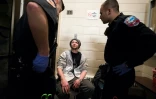 Cody, toxicomane de 31 ans, avec des pompiers du programme "Safe station" Ă  Manchester (New Hampshire), le 28 mars 2018
