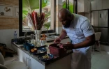 Le chef congolais Archi Dimosi dresse l'une de ses spécialités, le 17 mai 2026 à Kinshasa, en RDC