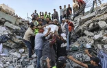 Les secours et des volontaires sortent un corps d'un immeuble détruit près de Gaza city le 16 septembre 2026
