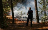 Un pompier surveille un feu à Lège-Cap-Ferret, le 29 juillet 2026.