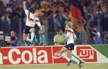 La joie d'Andreas Brehme (g), félicité par son coéquipier Jürgen Klinsmann, après son but contre l'Argentine, en finale du Mondial 1990, le 8 juillet à Rome