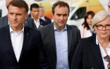 Le président Emmanuel Macron (à gauche) avec le ministre des Armées Sébastien Lecornu et la ministre de la Santé Catherine Vautrin, le 8 avril 2025 à Arish, en Egypte
