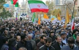 Des Iraniens brandissent le drapeau national en manifestant en soutien au gouvernement, à Ardébil (nord) le 20 novembre 2019