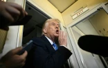 Donald Trump parle à la presse à bord d'Air Force One en direction de la Floride, le 28 mars 2025