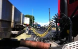 Lundi 20 février 2012 - Les transporteurs bloquent les abords de la SRPP au Port