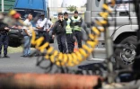 Lundi 20 février 2012 - Les transporteurs bloquent les abords de la SRPP au Port