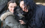 Des femmes câlinent un chien dans un refuge pour animaux de Lviv, le 26 mars 2022 en Ukraine
