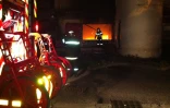 Jeudi 23 février 2012 - Le Port - Les émeutiers ont mis le feu à un salon de coiffure situé au rez des chaussée d'un immeuble d'habitations (Photo D.R.)