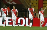 Le milieu portugais de l'ASM Silva Bernardo (D) célèbre après avoir marqué face à Marseille, le 17 avril 2016 à Monaco