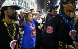 Les supporters des New York Knicks réagissent à la défaite de leur équipe lors du troisième match de la finale de la NBA opposant les San Antonio Spurs aux New York Knicks, à New York, le 8 juin 2026