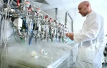 Un technicien utilise la chaîne de graphitisation sous vide pour extraire du graphite à partir d’échantillons de CO₂ au laboratoire LMC14 (Laboratoire de Mesure du Carbone 14) du Commissariat à l’Énergie Atomique et aux Énergies Alternatives (CEA), à Saclay, le 22 mai 2025