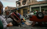 Des véhicules renversés dans une rue de La Havane pendant une manifestation contre le président cubain Miguel Diaz-Canel, le 11 juillet 2021