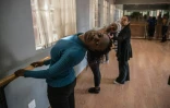 Le professeur de danse classique, Maria de Torguet avec ses élèves dans un studio de danse le 31 mai 2016 à Soweto