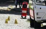 Des plots jaunes numérotés sur les lieux d'une fusillade à Stade, le 29 juin 2026 dans le nord de l'Allemagne