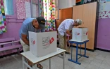 Des Tunisiens votent au référendum sur la Constitution, le 25 juillet 2022 à Tunis