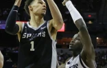 Victor Wembanyama, le joueur français des San Antonio Spurs, tente un tir contre le Sénégalais Ibou Badji, des Portland Trail Blazers, lors d'une rencontre de la Summer League 2023 de la NBA, à Las Vegas, le 9 juilet 2023
