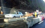 Vendredi 30 mars 2012 - 8 tonnes de rochers sont tombés sur la route du littoral (Photo Joël Marleux)