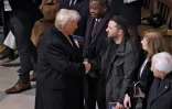 Le président élu Donald Trump serre la main de Volodomyr Zelensky lors de la cérémonie de réouverture de Notre-Dame de Paris, le 7 décembre 2024
