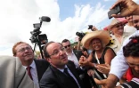 Dimanche 1er avril 2012 - François Hollande, candidat du PS pour la présidentielle, visite la ferme photovoltaïque du Gol à Saint-Louis (Photo www.image-reunion.re)
