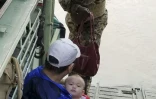 Photo fournie par la marine américaine montrant un soldat intervenant pour sauver un adulte et un enfant à Galveston au Texas après le passage de la tempête Harvey, le 31 août 2018 