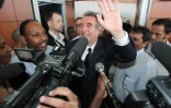Dimanche 8 avril 2012 - Arrivée de François Bayrou à l'aéroport de Gillot