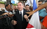Dimanche 8 avril 2012 - Arrivée de François Bayrou à l'aéroport de Gillot