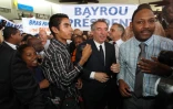 Dimanche 8 avril 2012 - Arrivée de François Bayrou à l'aéroport de Gillot