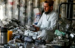 Sayed Wali Agha, patron d'un atelier où l'on récupère l'or d'appareils électroniques usagés, à Spin Boldak, dans la province de Kandahar, le 25 août 2024 en Afghanistan