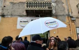 Des partisans du Mouvement 5 étoiles (M5S) attendent son dirigeant Luigi Di Maio pour célèbrer la victoire du mouvement aux élections législatives italiennes, le 6 mars 2018 à Pomigliano d'Arco