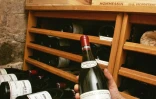 Une bouteille de Romanée Conti en vente chez un caviste de Paris, le 26 novembre 2004