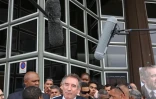Dimanche 8 avril 2012 - Arrivée de François Bayrou à l'aéroport de Gillot
