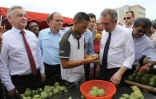 Dimanche 8 avril 2012 - François Bayrou au marché du Chaudron