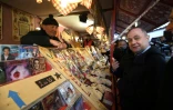 Le ministre de l'Intérieur Bruno Le Roux (d), le 20 décembre 2016 au marché de Noël de Strasbourg