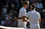 Roger Federer félicite son adversaire Kevin Anderson après la victoire de ce dernier à Wimbledon en quarts de finale, le 11 juillet 2018