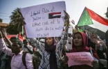 Des étudiants soudanais en langues étrangères brandissent des pancartes, à Khartoum le 29 avril 2019