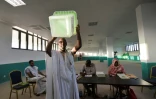 Une urne vide brandie avant l'ouverture d'un bureau de vote pour la présidentielle en Mauritanie, le 22 juin 2019 à Nouakchott.