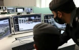Des membres des forces de sécurité regardent des images de caméras de surveillance installées sur les sites du grand pèlerinage de La Mecque, le 16 juillet 2021 en Arabie saoudite