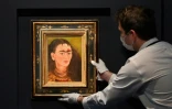 Un employé de Sotheby's ajuste un autoportrait de Frida Kahlo, "Diego y yo", le 5 novembre 2021, à New York