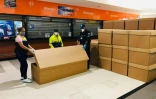 Photo diffusée le 5 avril 2020 par le bureau du maire de Guyaquil, en Equateur, montre des employés manipulant des cercueils en carton