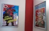 Des affiches de propagande à la gloire du régime rapportées de Pyongyang, la capitale nord-coréenne, ornent les murs
